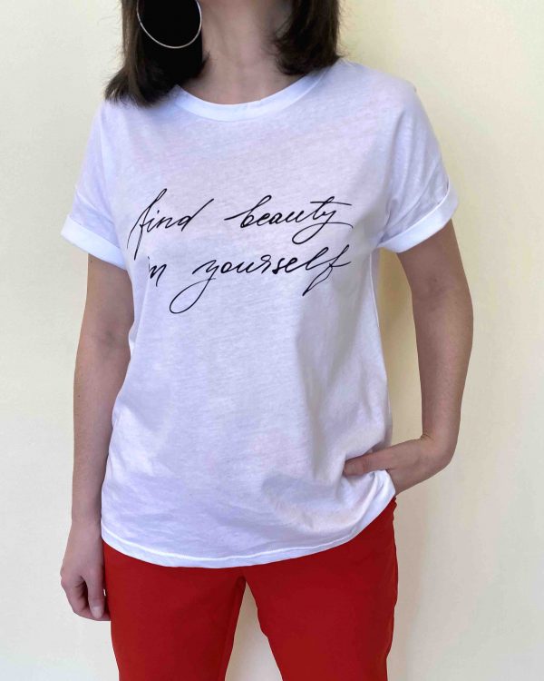 camiseta blanca con la frase find beauty in yourself