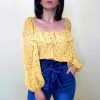 blusa amarilla escote cuadrado
