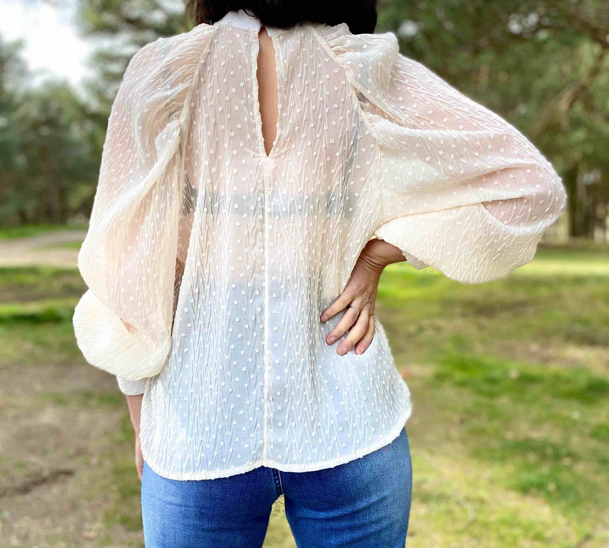 blusa-plumeti-beige_02-scaled-1.jpg