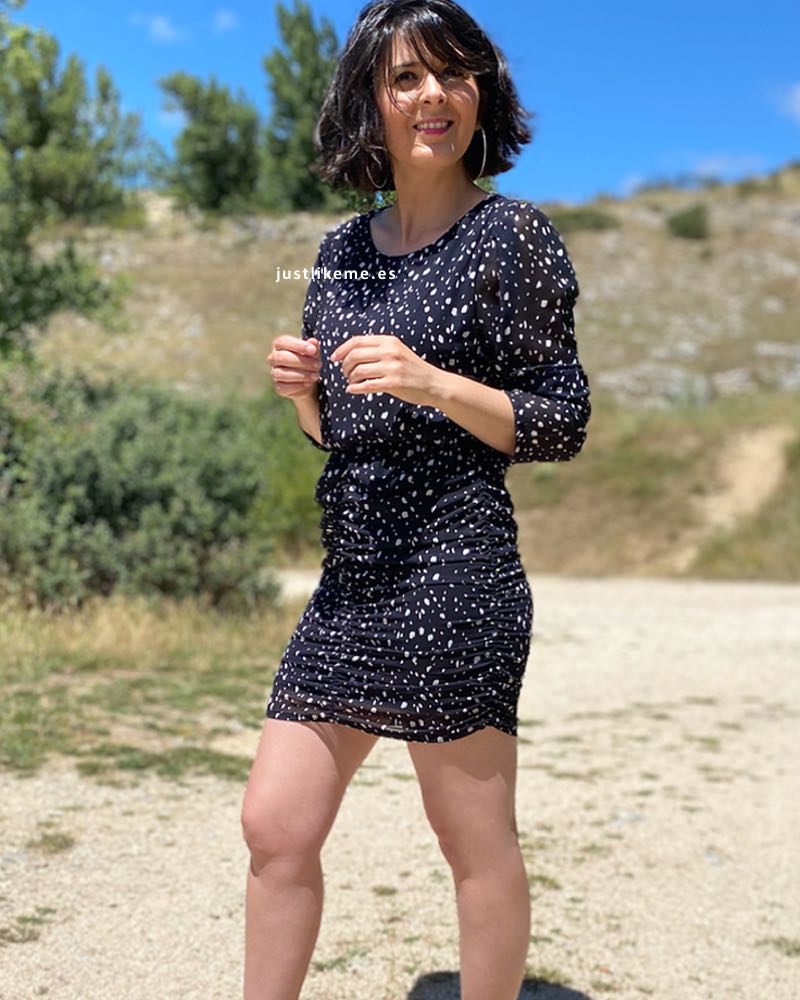 vestido-fruncido-estampado-negro_1.jpg