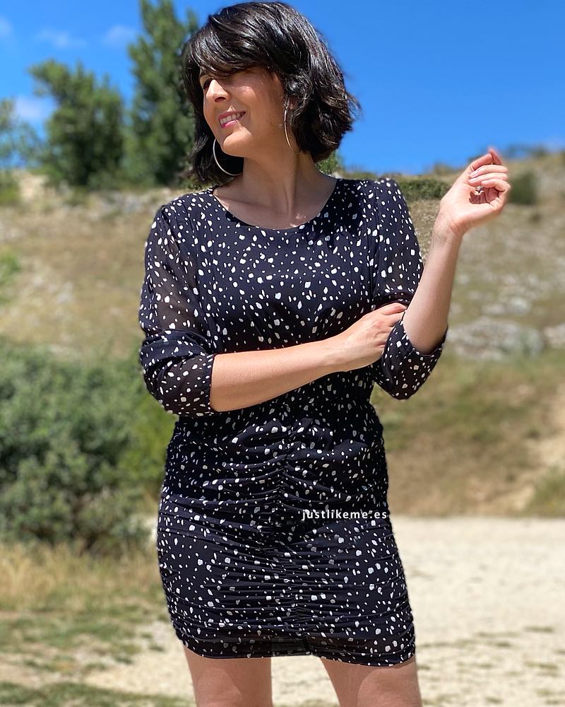 vestido-fruncido-estampado-negro_4.jpg