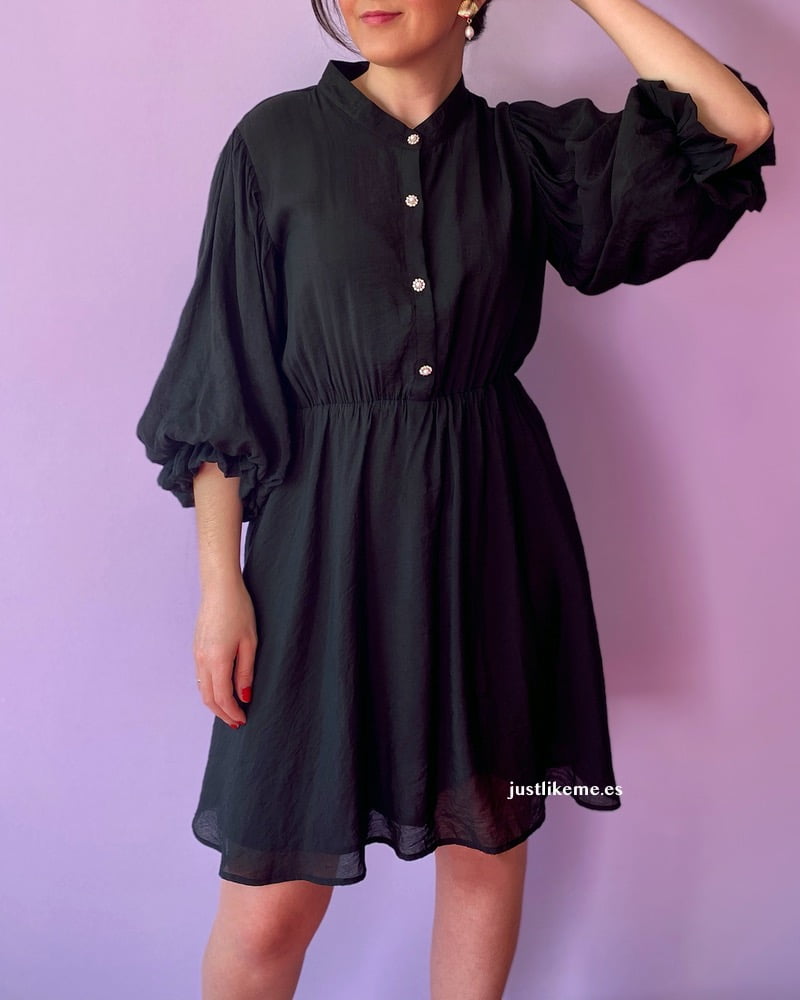 vestido-negro-boton-joya.jpg